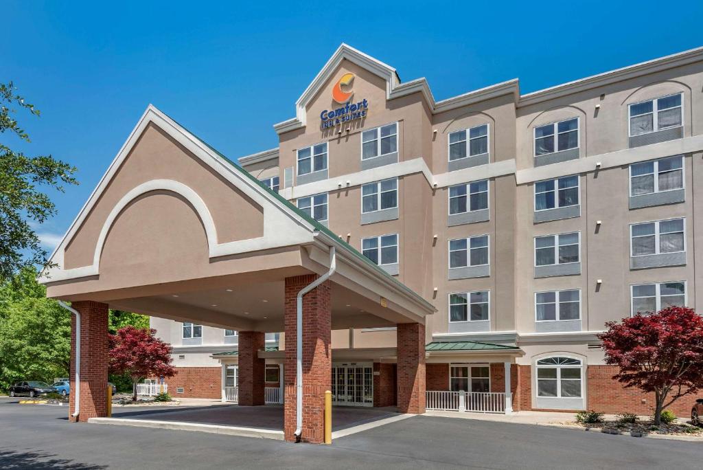 Comfort Inn & Suites Virginia Beach-Norfolk Airport Main image 1